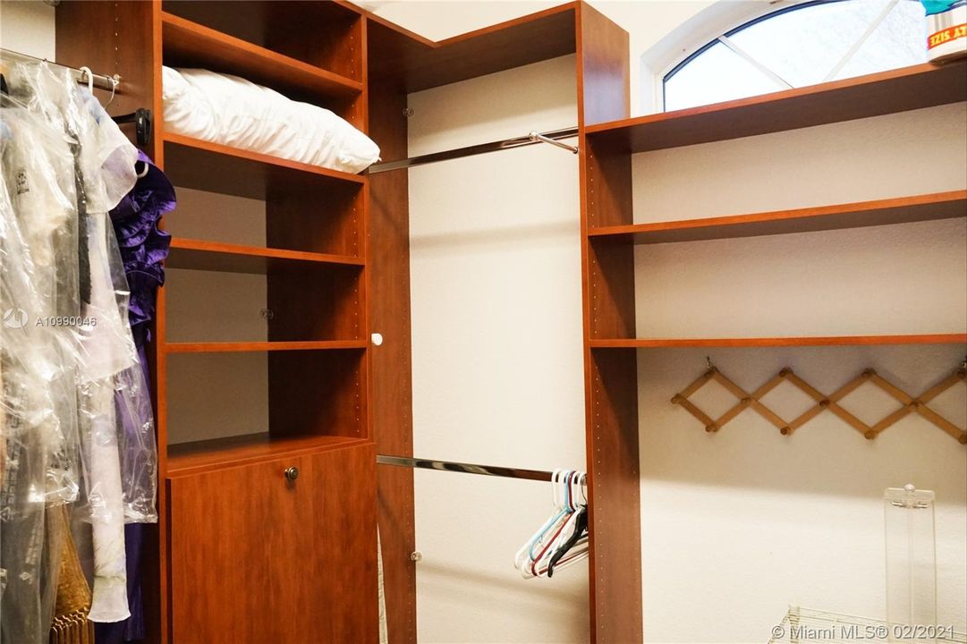 Vendido Recientemente: $299,000 (3 camas, 2 baños, 2259 Pies cuadrados)