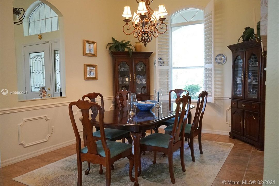 Vendido Recientemente: $299,000 (3 camas, 2 baños, 2259 Pies cuadrados)