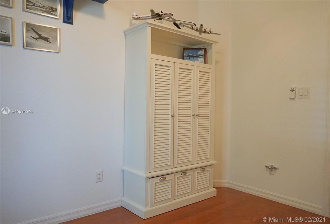 Vendido Recientemente: $299,000 (3 camas, 2 baños, 2259 Pies cuadrados)