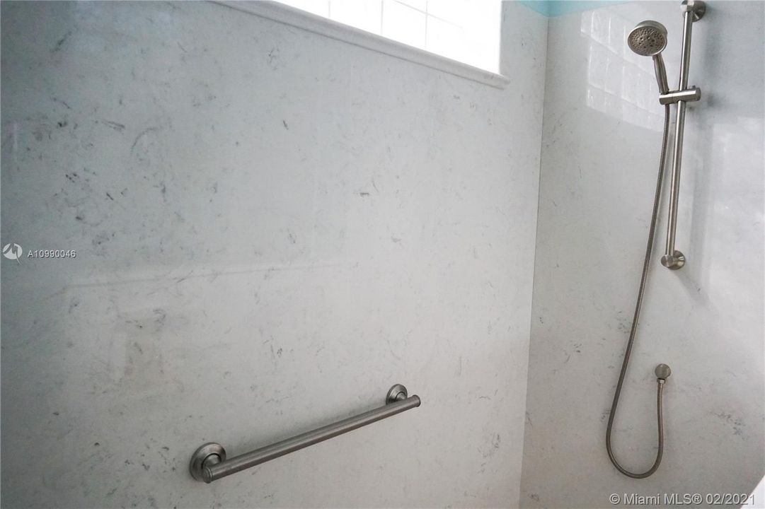 Vendido Recientemente: $299,000 (3 camas, 2 baños, 2259 Pies cuadrados)