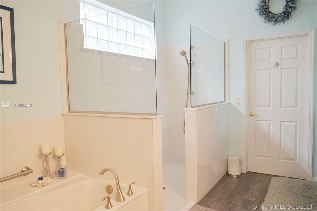 Vendido Recientemente: $299,000 (3 camas, 2 baños, 2259 Pies cuadrados)