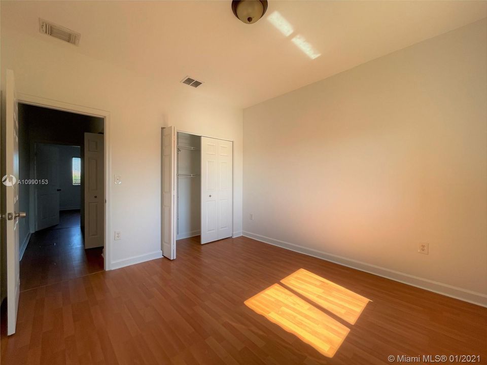 Vendido Recientemente: $340,000 (3 camas, 2 baños, 2105 Pies cuadrados)