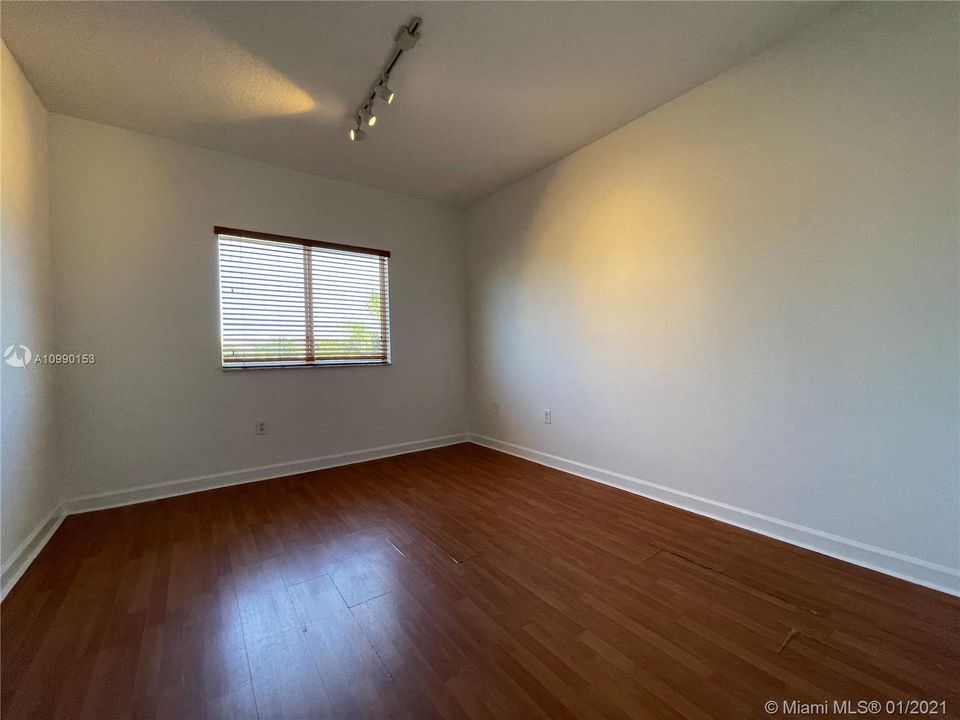 Vendido Recientemente: $340,000 (3 camas, 2 baños, 2105 Pies cuadrados)