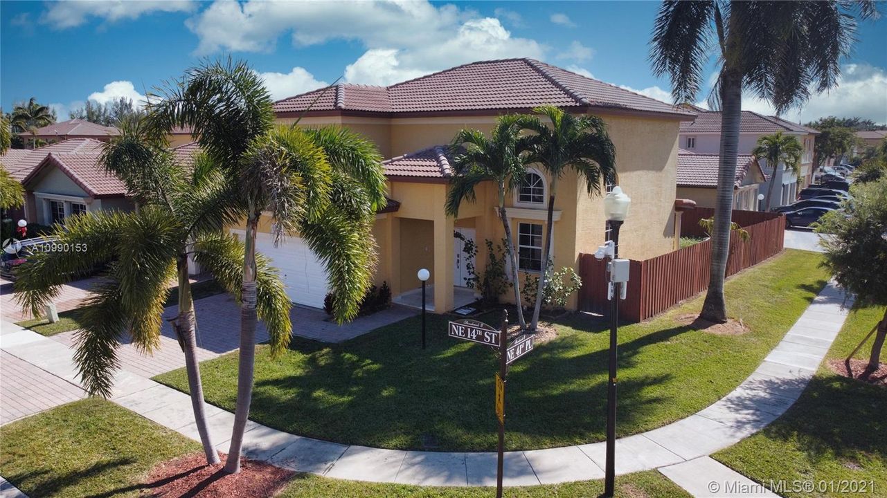 Vendido Recientemente: $340,000 (3 camas, 2 baños, 2105 Pies cuadrados)