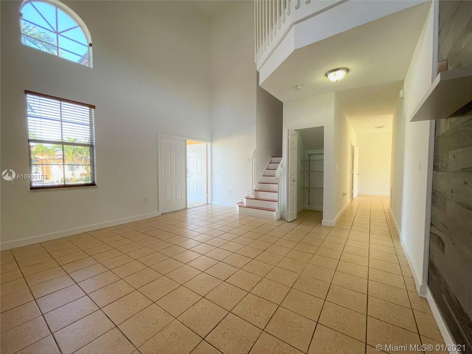 Vendido Recientemente: $340,000 (3 camas, 2 baños, 2105 Pies cuadrados)