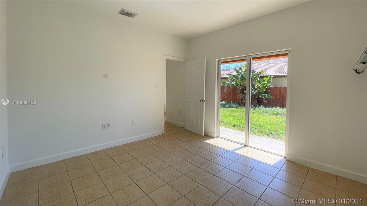 Vendido Recientemente: $340,000 (3 camas, 2 baños, 2105 Pies cuadrados)