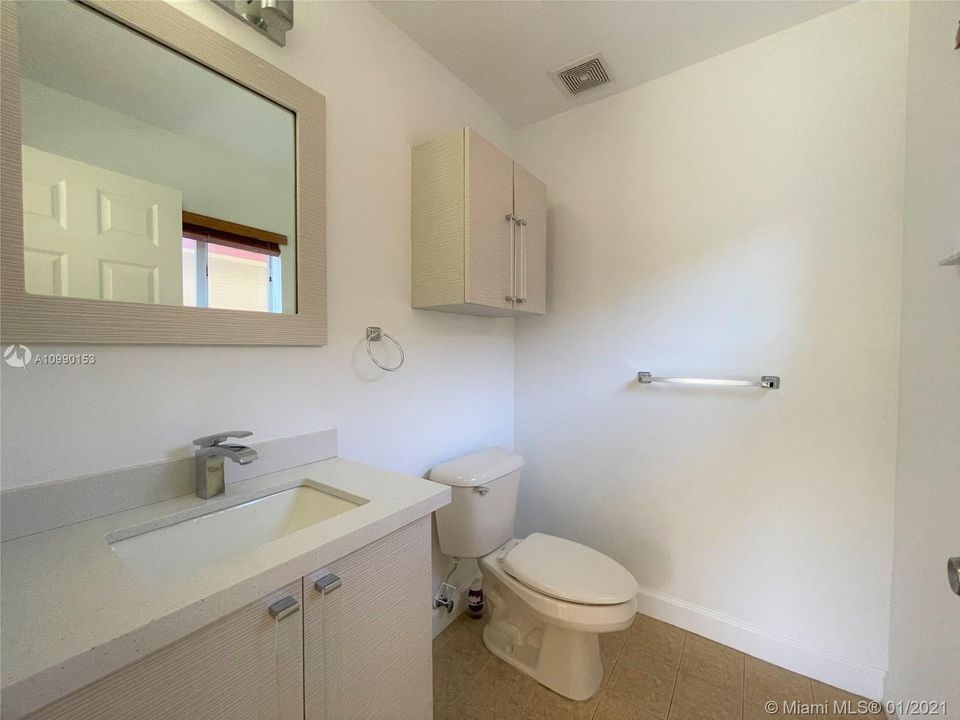 Vendido Recientemente: $340,000 (3 camas, 2 baños, 2105 Pies cuadrados)