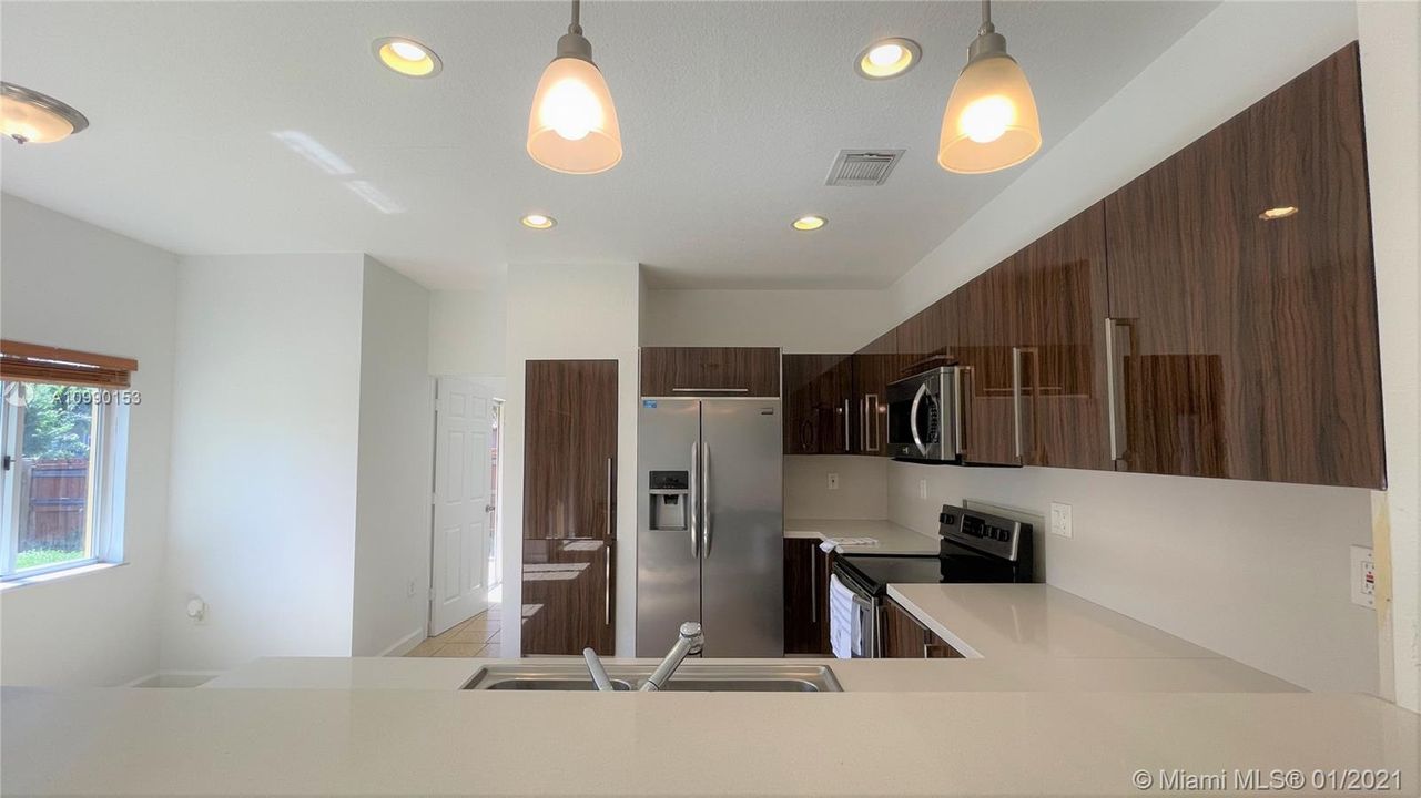 Vendido Recientemente: $340,000 (3 camas, 2 baños, 2105 Pies cuadrados)