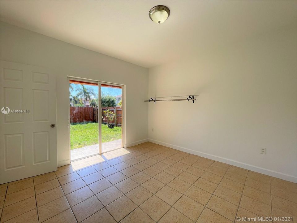 Vendido Recientemente: $340,000 (3 camas, 2 baños, 2105 Pies cuadrados)