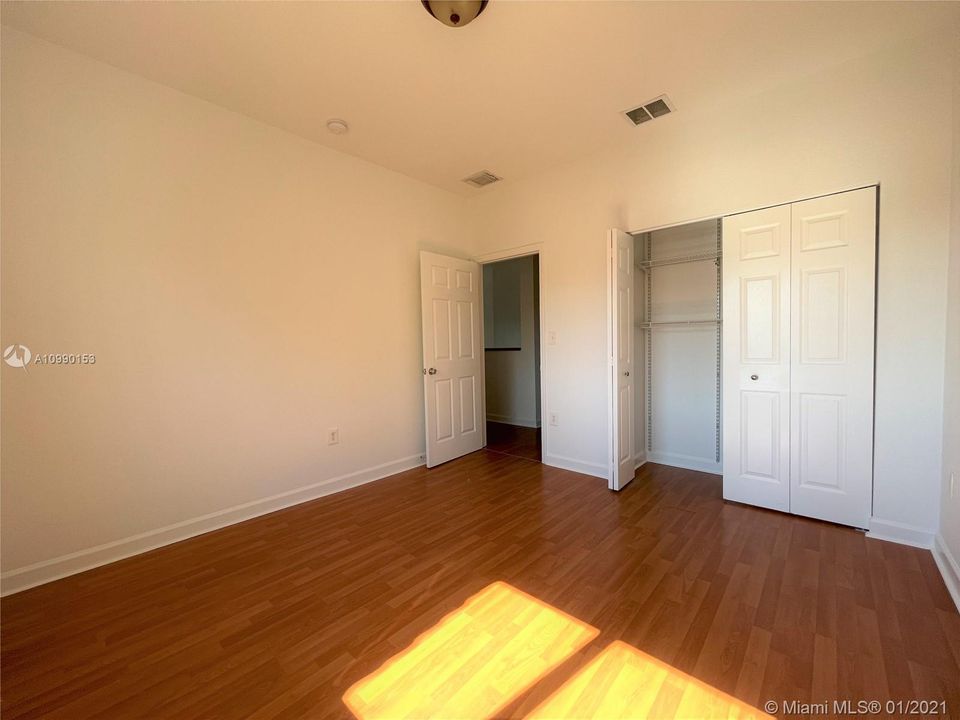 Vendido Recientemente: $340,000 (3 camas, 2 baños, 2105 Pies cuadrados)