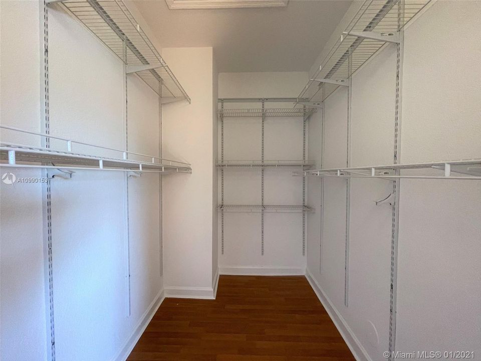 Vendido Recientemente: $340,000 (3 camas, 2 baños, 2105 Pies cuadrados)