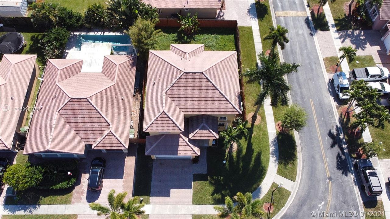 Vendido Recientemente: $340,000 (3 camas, 2 baños, 2105 Pies cuadrados)