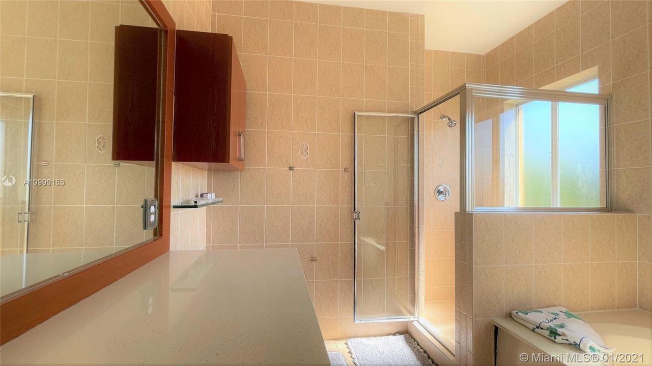 Vendido Recientemente: $340,000 (3 camas, 2 baños, 2105 Pies cuadrados)