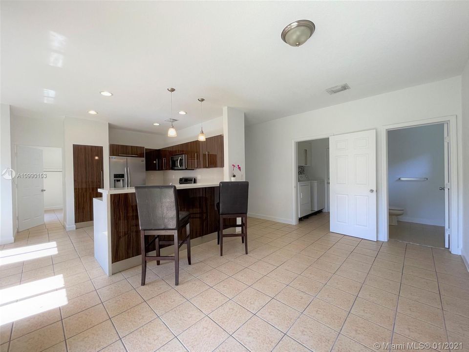 Vendido Recientemente: $340,000 (3 camas, 2 baños, 2105 Pies cuadrados)