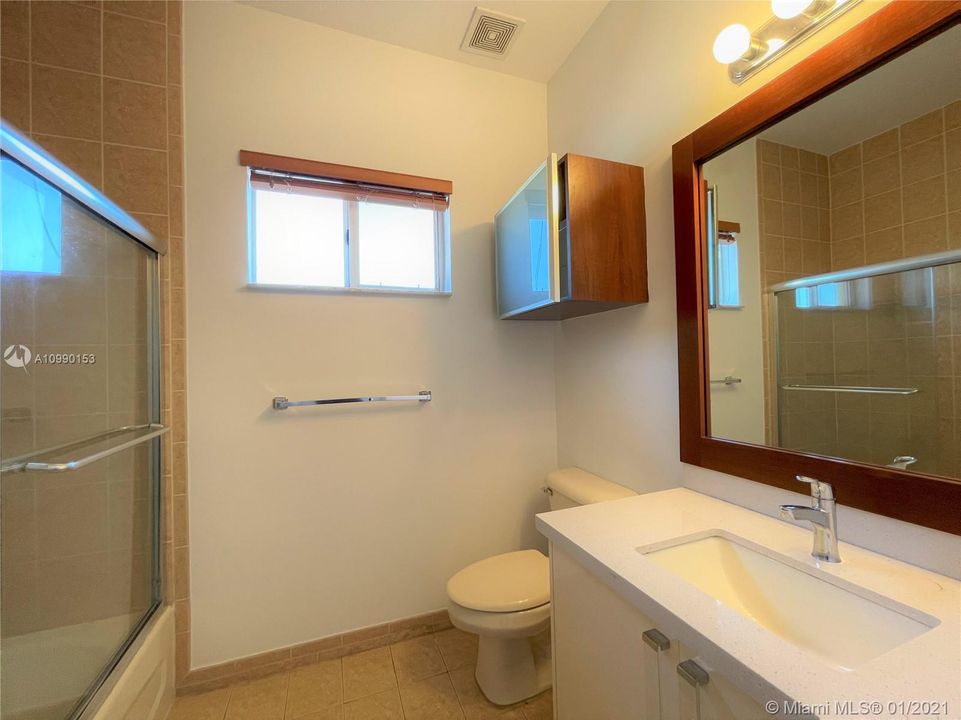 Vendido Recientemente: $340,000 (3 camas, 2 baños, 2105 Pies cuadrados)