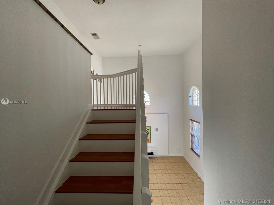 Vendido Recientemente: $340,000 (3 camas, 2 baños, 2105 Pies cuadrados)