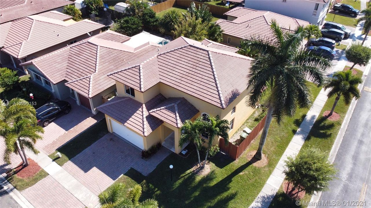 Vendido Recientemente: $340,000 (3 camas, 2 baños, 2105 Pies cuadrados)