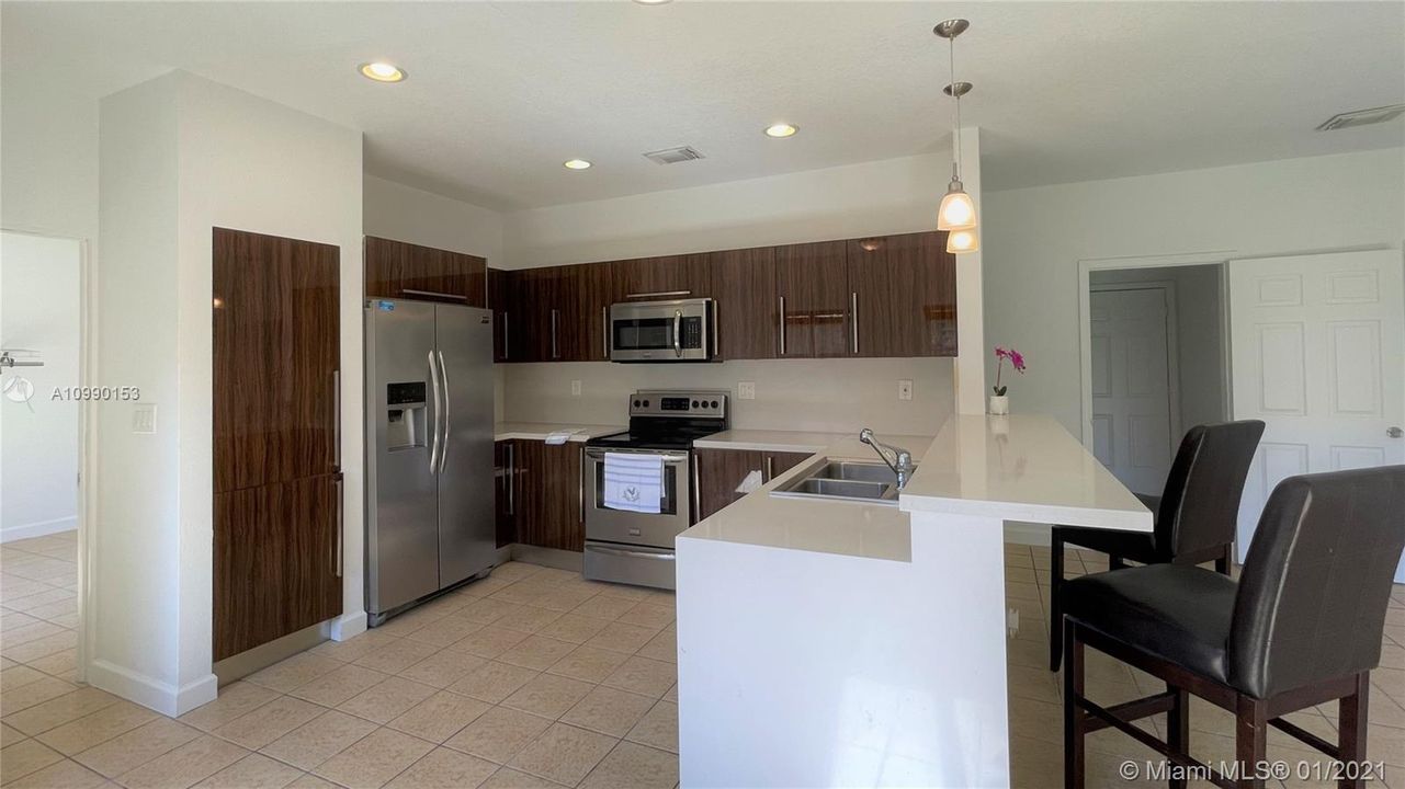 Vendido Recientemente: $340,000 (3 camas, 2 baños, 2105 Pies cuadrados)