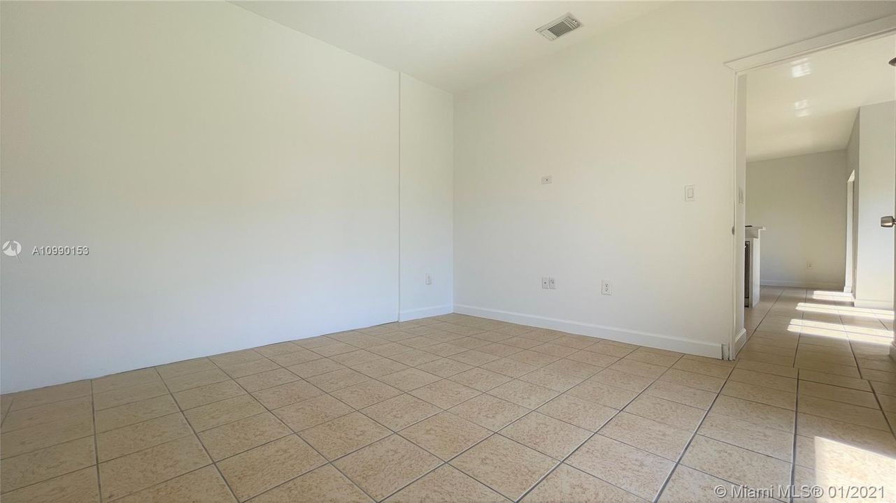 Vendido Recientemente: $340,000 (3 camas, 2 baños, 2105 Pies cuadrados)