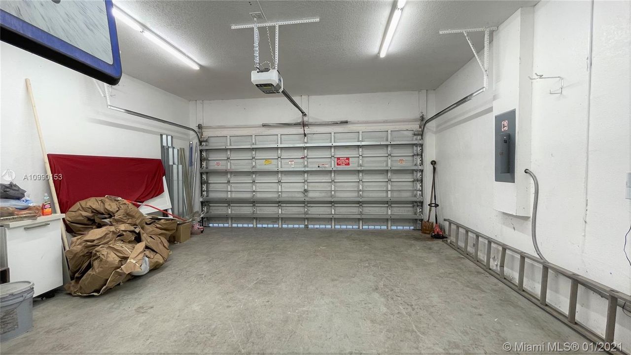 Vendido Recientemente: $340,000 (3 camas, 2 baños, 2105 Pies cuadrados)