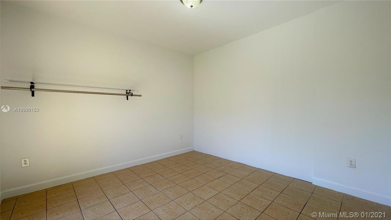 Vendido Recientemente: $340,000 (3 camas, 2 baños, 2105 Pies cuadrados)