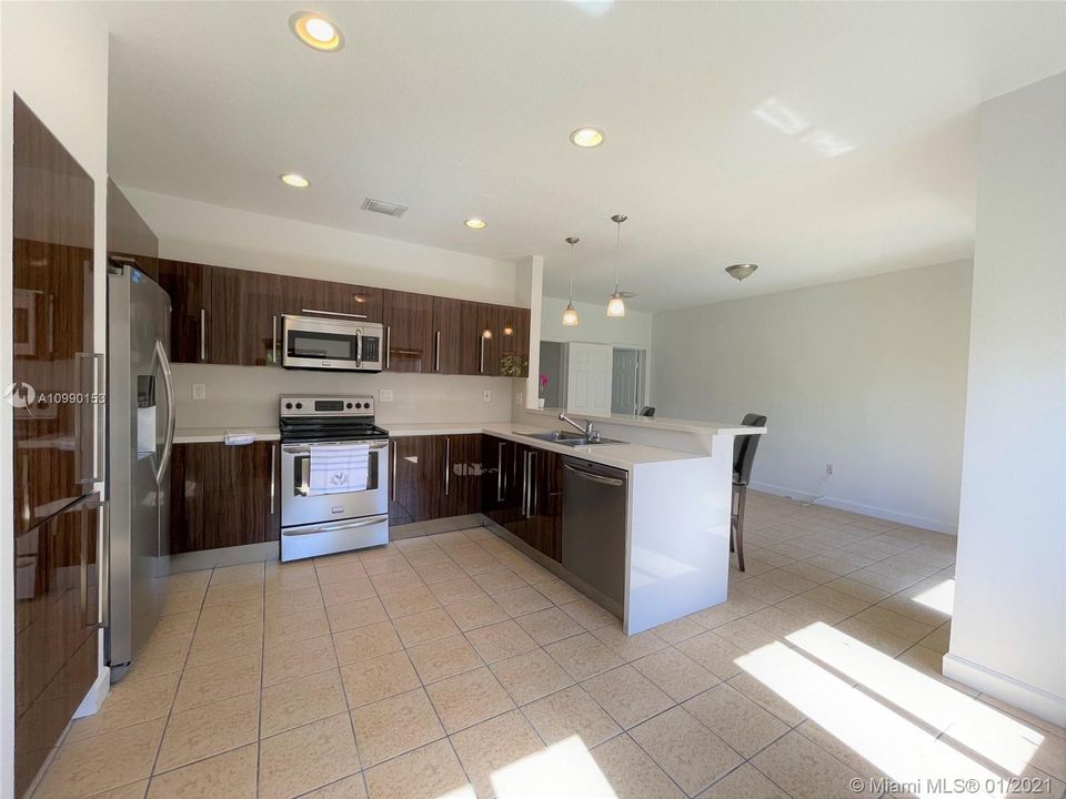 Vendido Recientemente: $340,000 (3 camas, 2 baños, 2105 Pies cuadrados)