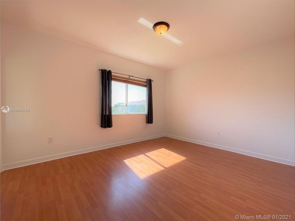 Vendido Recientemente: $340,000 (3 camas, 2 baños, 2105 Pies cuadrados)