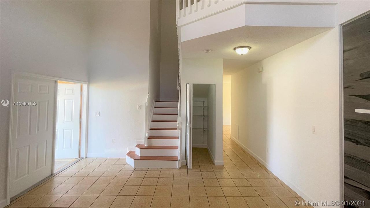 Vendido Recientemente: $340,000 (3 camas, 2 baños, 2105 Pies cuadrados)