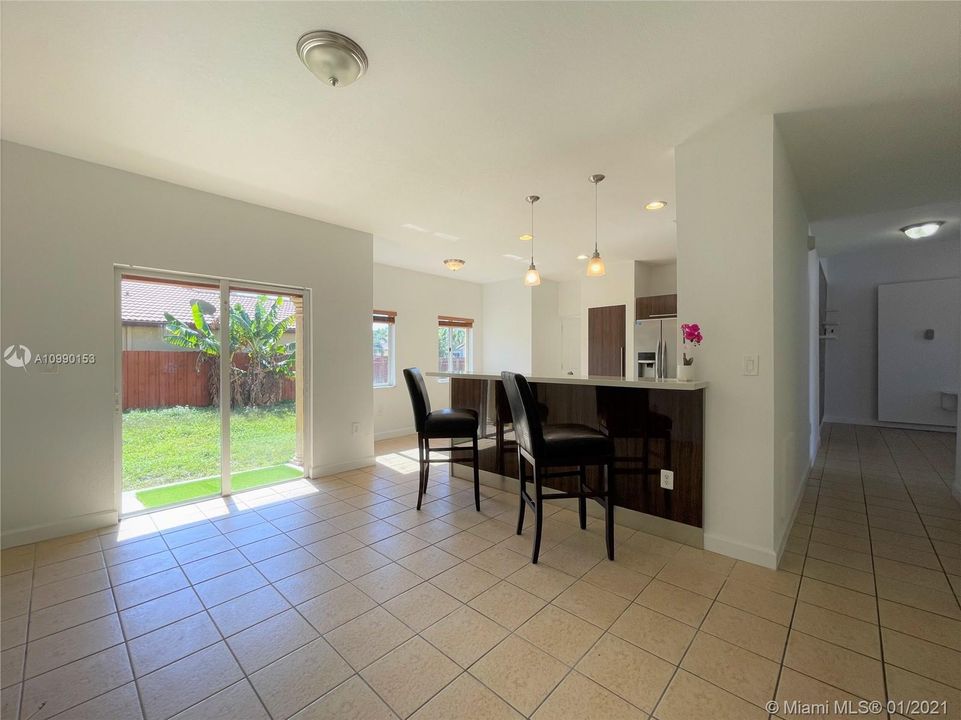 Vendido Recientemente: $340,000 (3 camas, 2 baños, 2105 Pies cuadrados)