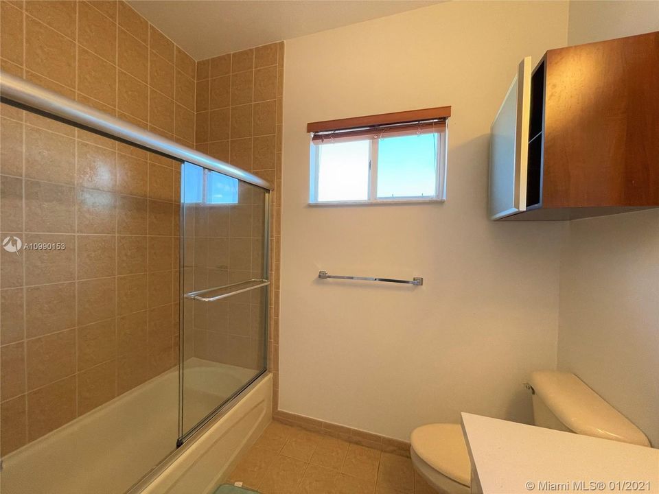 Vendido Recientemente: $340,000 (3 camas, 2 baños, 2105 Pies cuadrados)