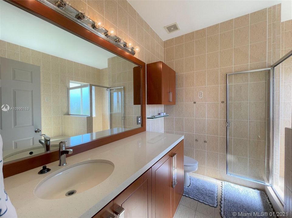 Vendido Recientemente: $340,000 (3 camas, 2 baños, 2105 Pies cuadrados)