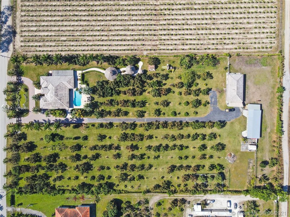 .....5 ACRE COMPOUND FROM ROAD TO ROAD... GREAT LAYOUT!