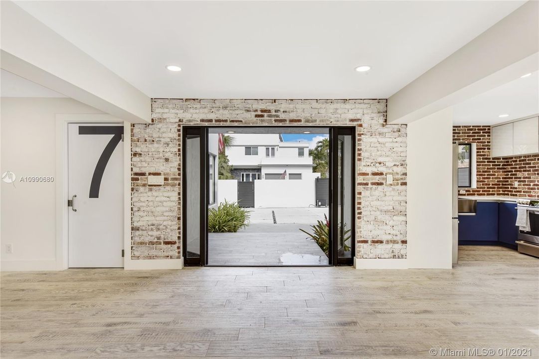 Recently Sold: $1,599,000 (3 beds, 2 baths, 1939 Square Feet)