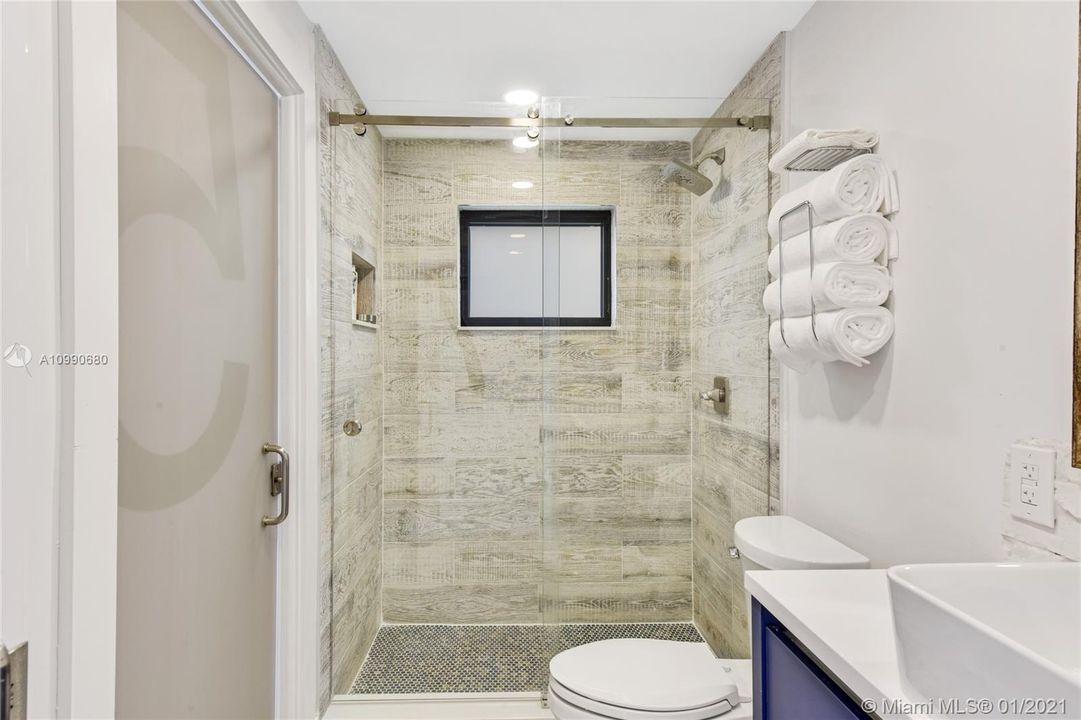 最近售出: $1,599,000 (3 贝兹, 2 浴室, 1939 平方英尺)