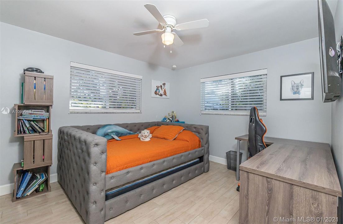 Recently Sold: $650,000 (3 beds, 2 baths, 1488 Square Feet)