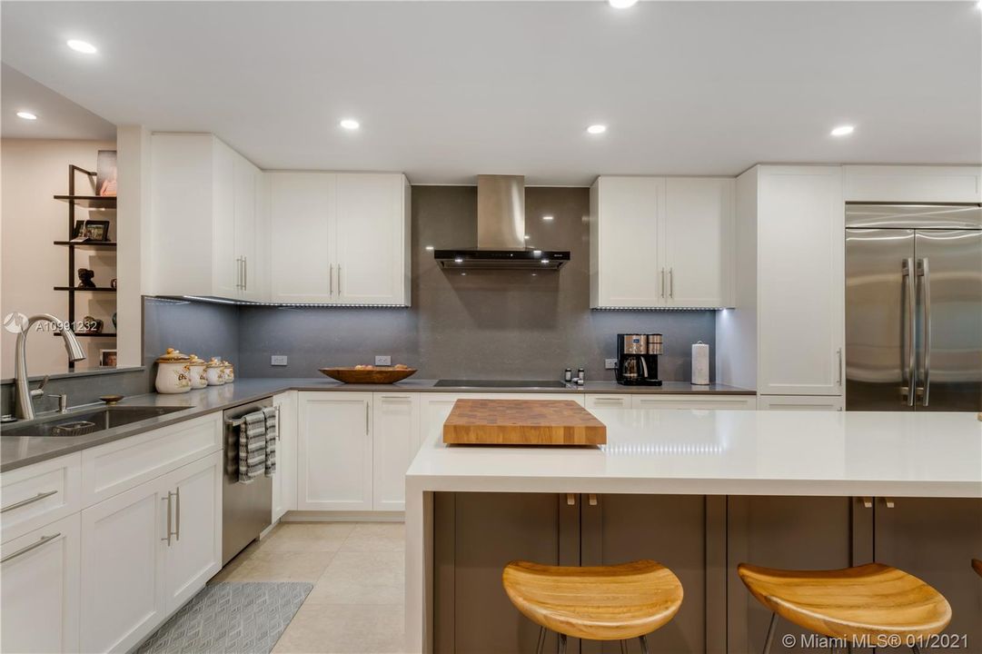 Vendido Recientemente: $869,000 (3 camas, 3 baños, 2826 Pies cuadrados)