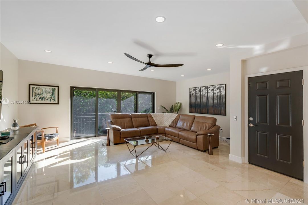 Vendido Recientemente: $869,000 (3 camas, 3 baños, 2826 Pies cuadrados)