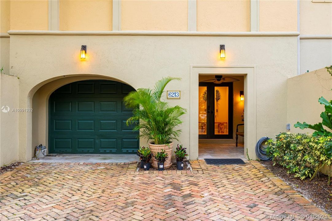 Vendido Recientemente: $869,000 (3 camas, 3 baños, 2826 Pies cuadrados)