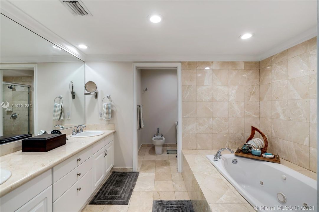 Vendido Recientemente: $869,000 (3 camas, 3 baños, 2826 Pies cuadrados)