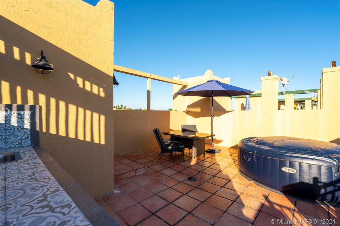 Vendido Recientemente: $869,000 (3 camas, 3 baños, 2826 Pies cuadrados)