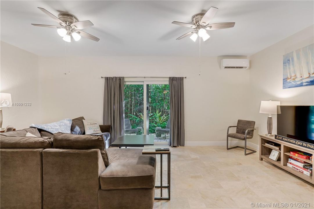 Vendido Recientemente: $869,000 (3 camas, 3 baños, 2826 Pies cuadrados)