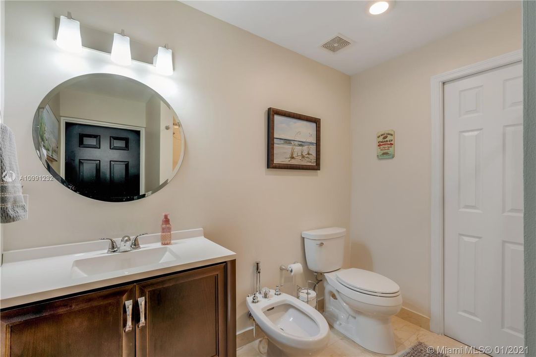 Vendido Recientemente: $869,000 (3 camas, 3 baños, 2826 Pies cuadrados)