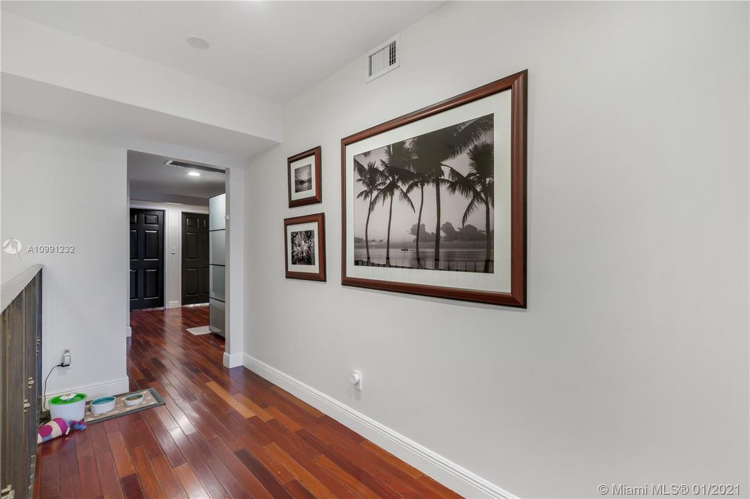 Vendido Recientemente: $869,000 (3 camas, 3 baños, 2826 Pies cuadrados)