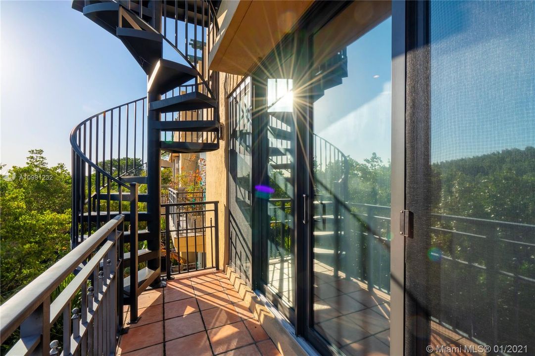 Vendido Recientemente: $869,000 (3 camas, 3 baños, 2826 Pies cuadrados)