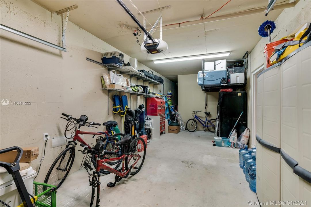 Vendido Recientemente: $869,000 (3 camas, 3 baños, 2826 Pies cuadrados)