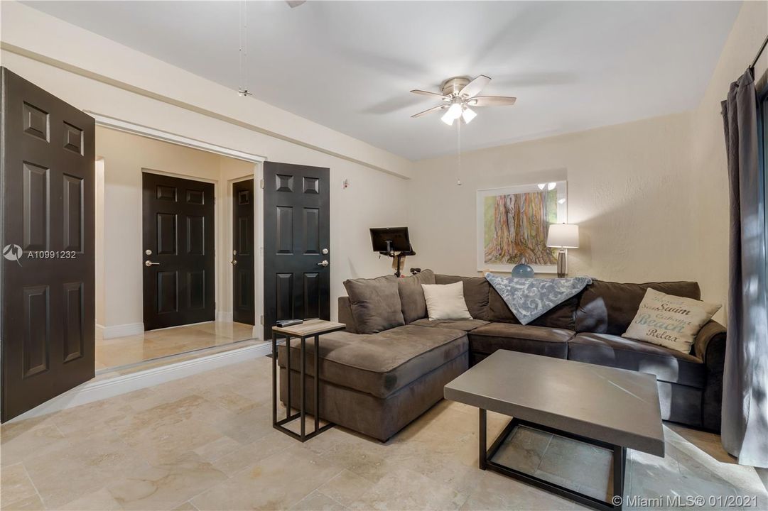 Vendido Recientemente: $869,000 (3 camas, 3 baños, 2826 Pies cuadrados)