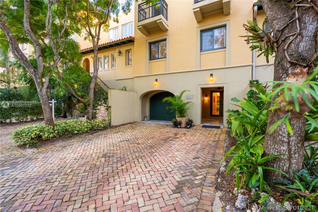 Vendido Recientemente: $869,000 (3 camas, 3 baños, 2826 Pies cuadrados)