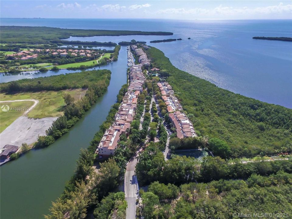 Vendido Recientemente: $869,000 (3 camas, 3 baños, 2826 Pies cuadrados)