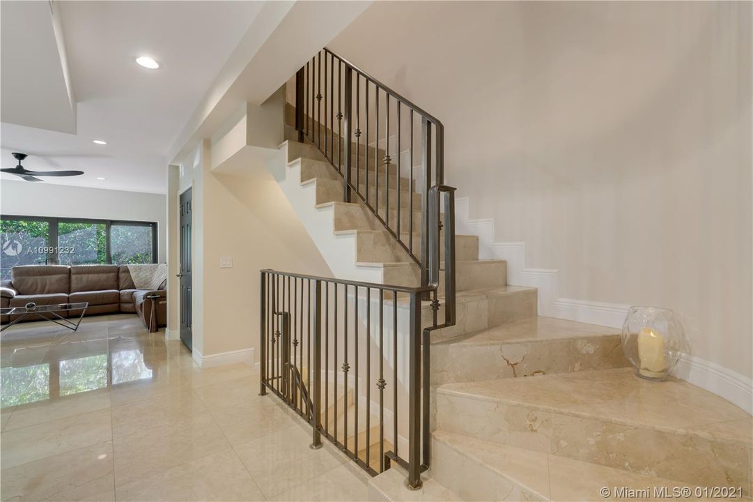 Vendido Recientemente: $869,000 (3 camas, 3 baños, 2826 Pies cuadrados)