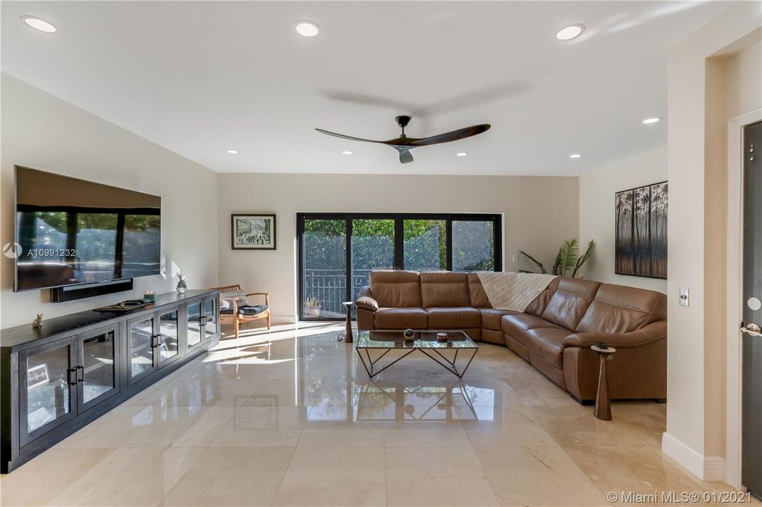 Vendido Recientemente: $869,000 (3 camas, 3 baños, 2826 Pies cuadrados)